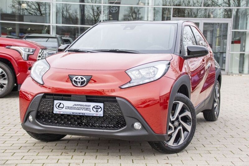 Chili red perleffekt/dach myst Gebraucht 2024 Toyota Aygo Team Kleinwagen | 15.990 € (Fairer Preis) - Bild 1/4