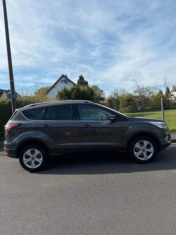 Gebraucht Ford Kuga Titanium 182 PS (133 kW) 2018 Grau SUV
