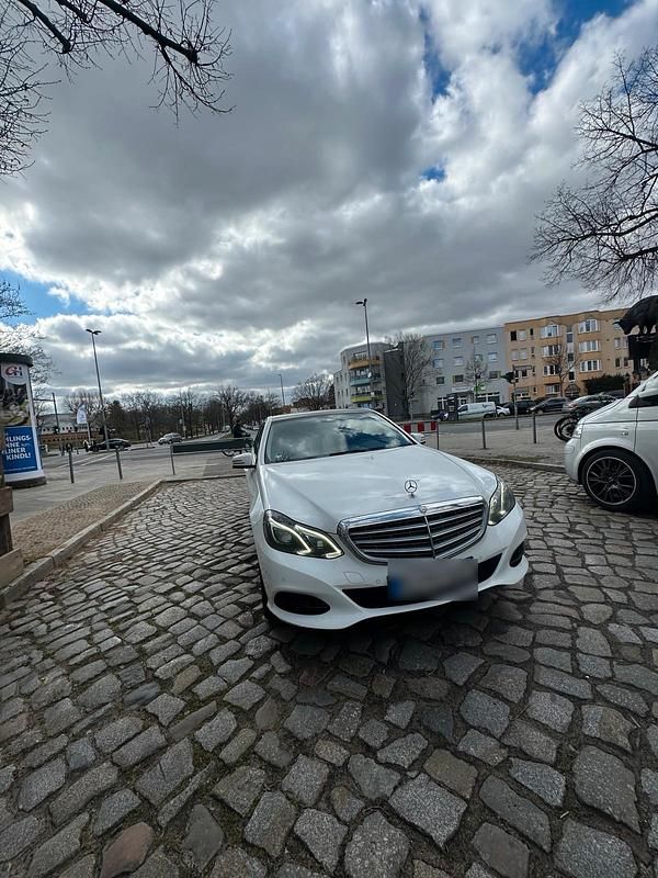 Gebraucht Mercedes E220 170 PS (125 kW) 2014 Weiß Limousine