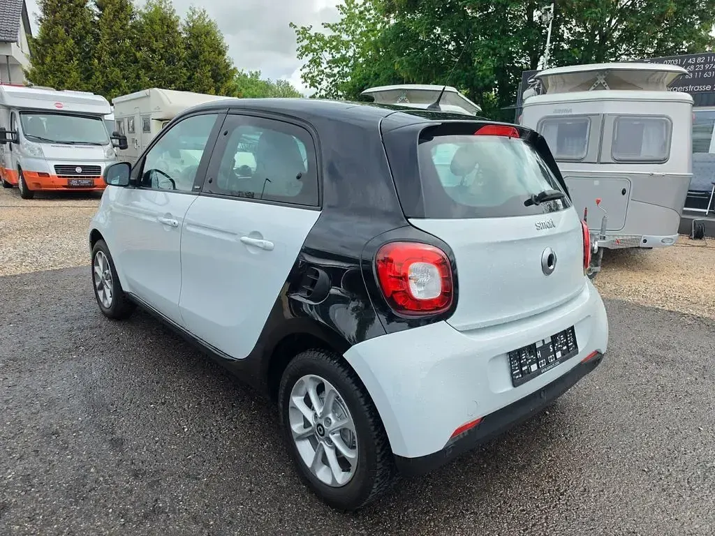 Gebraucht Smart ForFour 90 PS (66 kW) 2019 Schwarz Kleinwagen