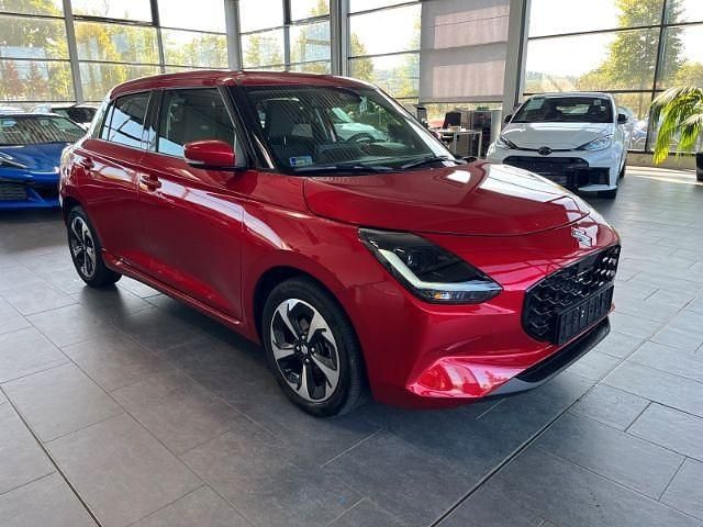 Gebraucht Suzuki Swift Comfort+ 83 PS (61 kW) 2025 Burning red pearl metallic Kleinwagen