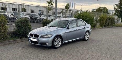 Blau Gebraucht 2011 BMW 318 Limousine | 7.900 € (Fairer Preis) - Bild 1/4