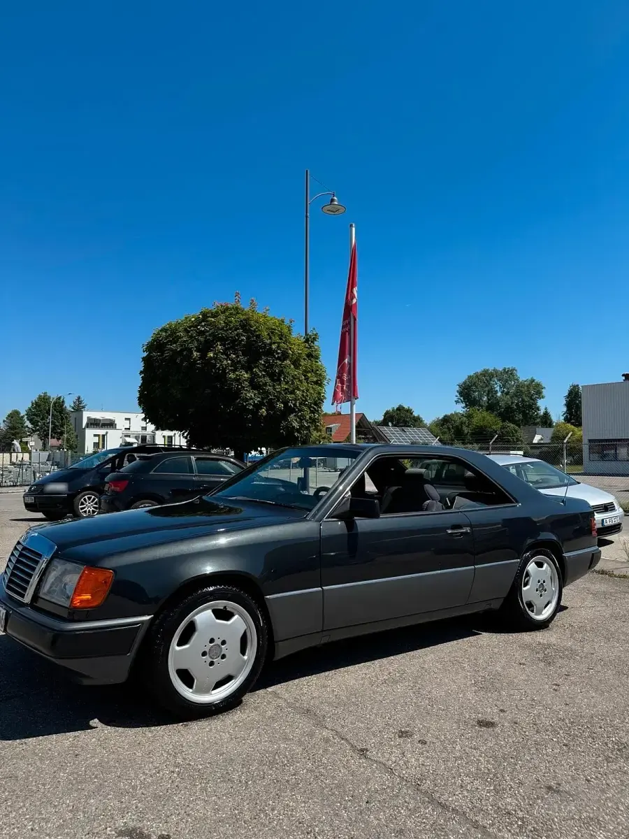 Gebraucht Mercedes E230 136 PS (100 kW) 1989 Schwarz Coupé