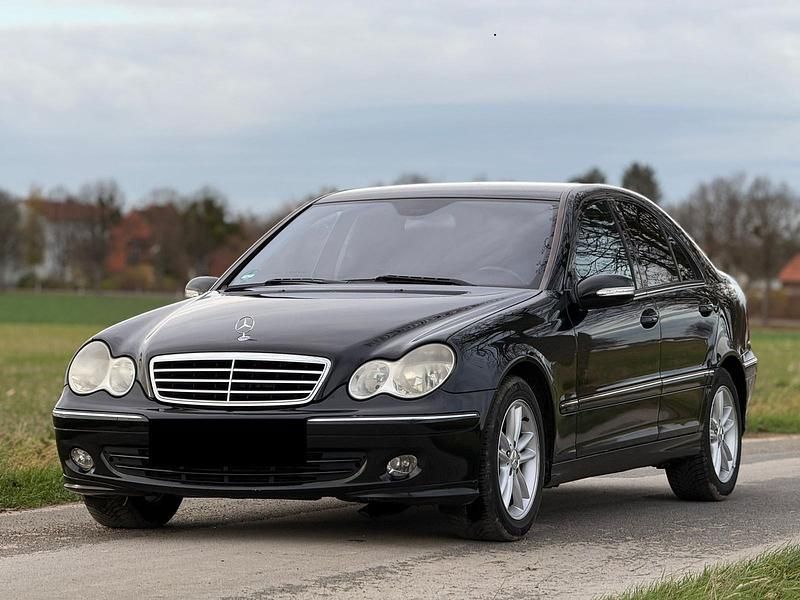 Schwarz Gebraucht 2004 Mercedes C220 Avantgarde Limousine | 2.600 € (Fairer Preis) - Bild 1/4