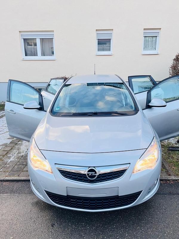 Używany Opel Astra 115 KM (84 kW) 2010 Szary Hatchback