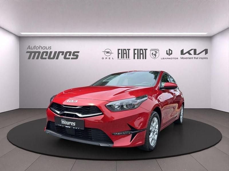 Aa9) infrarot met. (rot Gebraucht 2023 Kia Ceed Vision Limousine | 18.988 € (Fairer Preis) - Bild 1/4