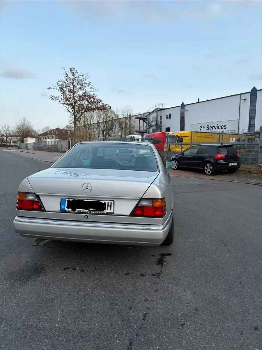 Gebraucht Mercedes E300 181 PS (133 kW) 1989 Silber Coupé