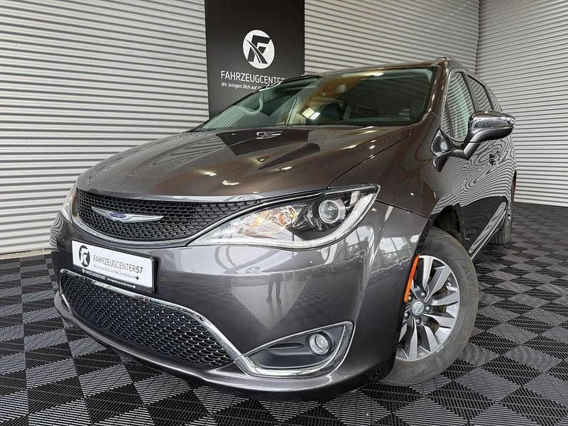 Grau Gebraucht 2020 Chrysler Pacifica SUV | 26.499 € (Superpreis) - Bild 1/4