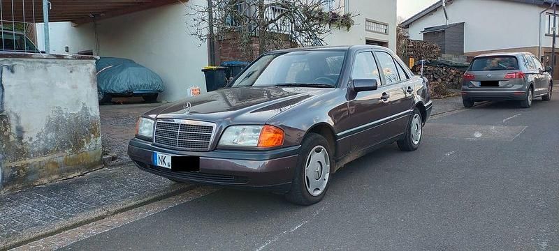 Braun Gebraucht 1994 Mercedes C180 Classic Limousine | 3.200 € - Bild 1/4