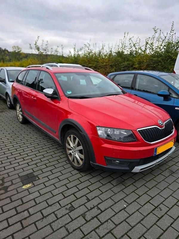 Rot Gebraucht 2015 Skoda Octavia Scout Kombi | 8.990 € (Superpreis) - Bild 1/4