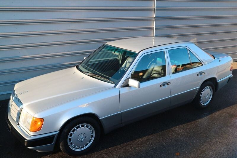 Gebraucht Mercedes E300 113 PS (83 kW) 1991 Silber Limousine