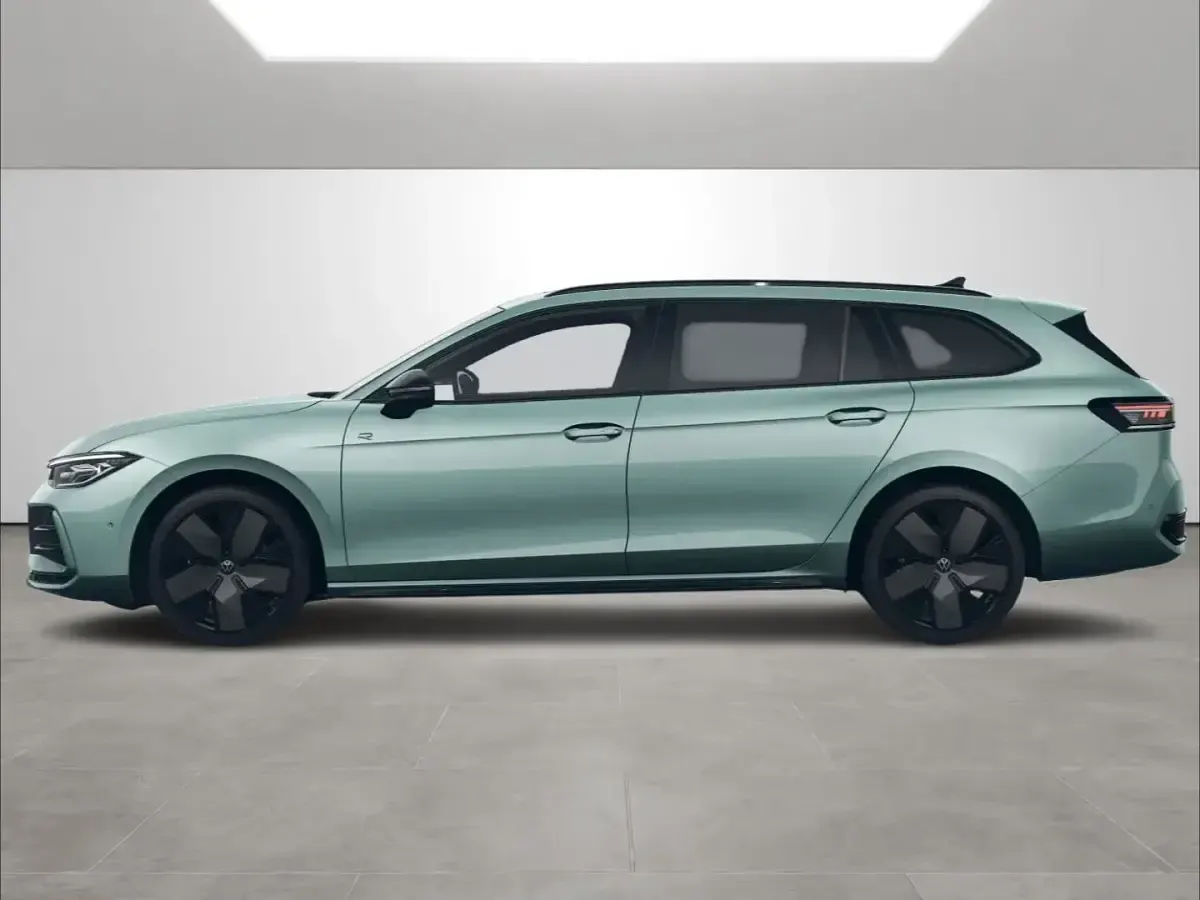 Gebraucht VW Passat R-line 150 PS (110 kW) 2024 Maripositgrün metallic Kombi