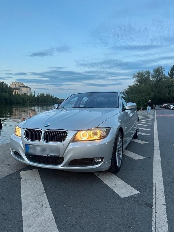 Silber Gebraucht 2008 BMW 330 Limousine | 7.700 € (Fairer Preis) - Bild 1/4