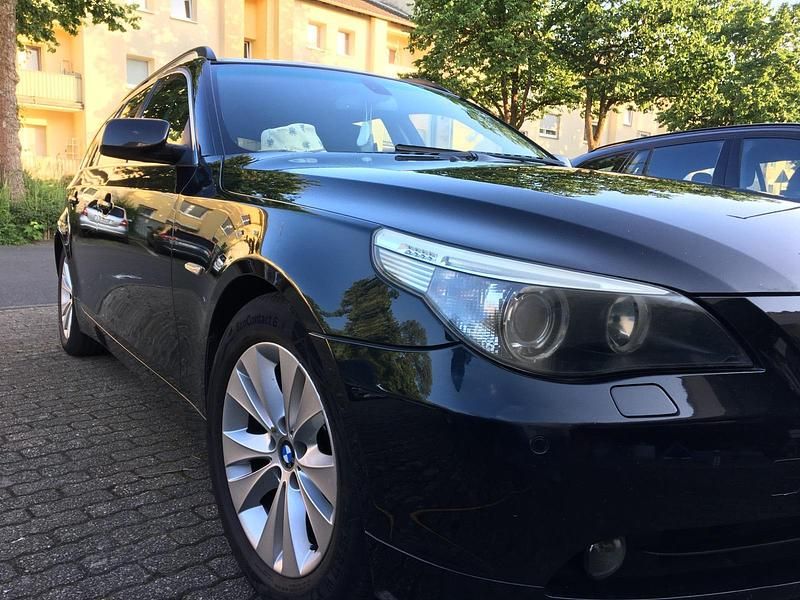 Schwarz Gebraucht 2006 BMW 520 Kombi | 3.200 € (Fairer Preis) - Bild 1/4
