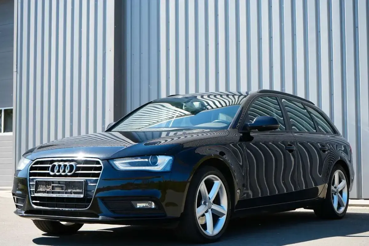Gebraucht Audi A4 Attraction 143 PS (105 kW) 2013 Schwarz Limousine