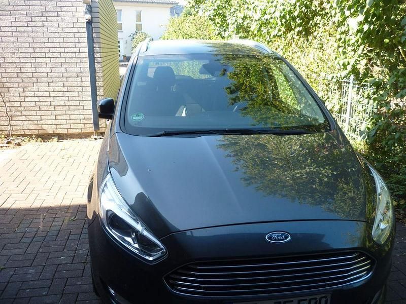 Grau Gebraucht 2017 Ford Galaxy Titanium Van / Kleinbus | 14.200 € (Fairer Preis) - Bild 1/4