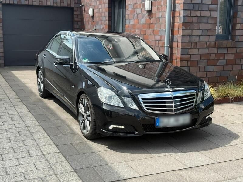 Schwarz Gebraucht 2009 Mercedes E350 Limousine | 12.999 € (Teuer) - Bild 1/4