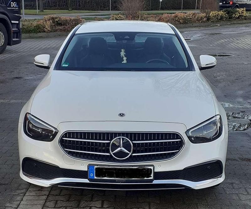 Weiß Gebraucht 2023 Mercedes E200 Avantgarde Limousine | 41.500 € (Fairer Preis) - Bild 1/4