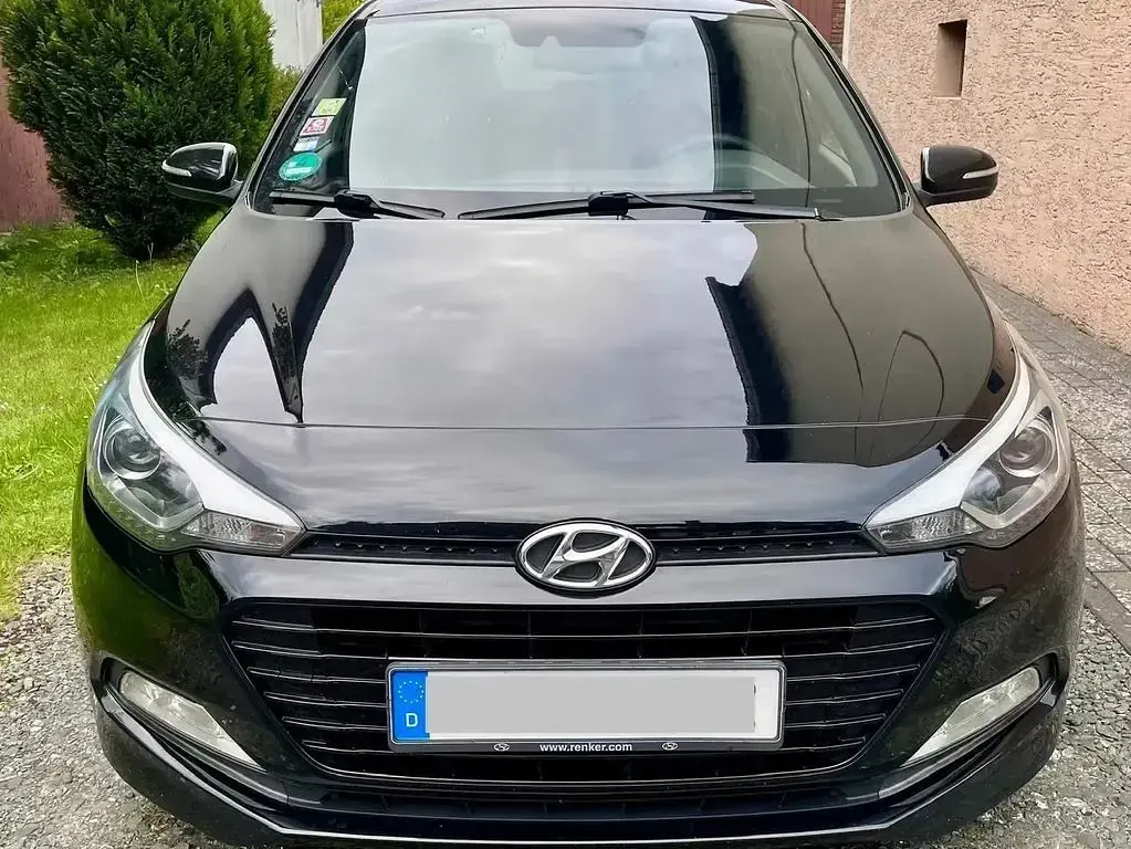 Gebraucht Hyundai i20 Passion 101 PS (74 kW) 2016 Schwarz Limousine