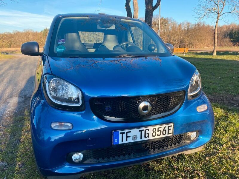 Blau Gebraucht 2018 Smart ForTwo Electric Drive Cabrio | 7.200 € (Superpreis) - Bild 1/4