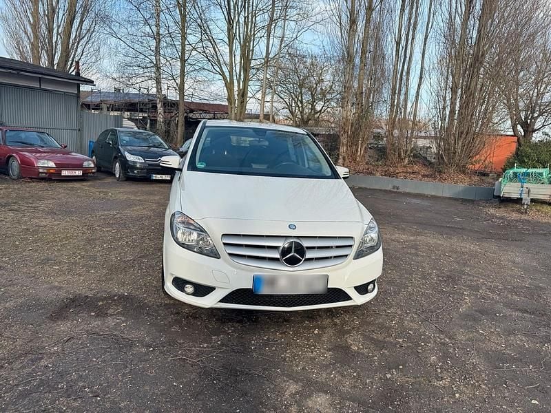 Gebraucht Mercedes B200 109 PS (80 kW) 2012 Weiß Van / Kleinbus