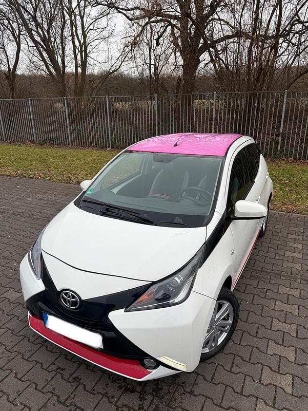 Gebraucht Toyota Aygo 69 PS (50 kW) 2015 Weiß Kleinwagen