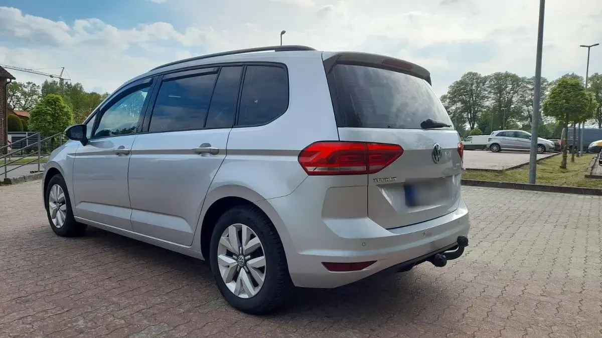 Gebraucht VW Touran Trendline 110 PS (80 kW) 2016 Silber Van / Kleinbus