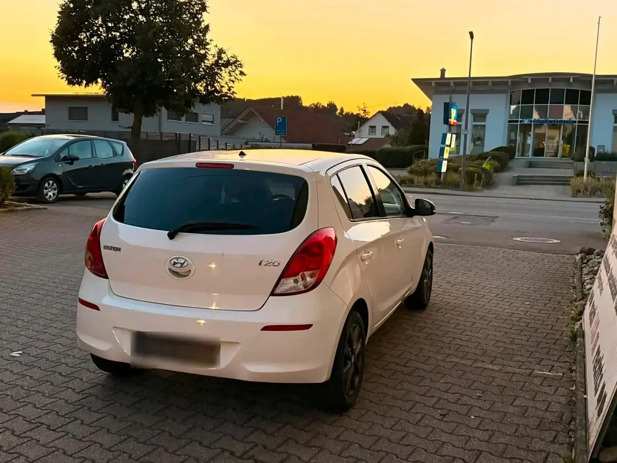 Gebraucht Hyundai i20 101 PS (74 kW) 2014 Weiß Kleinwagen
