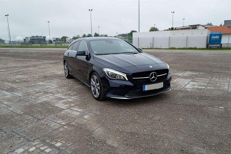Blau Gebraucht 2016 Mercedes CLA200 Shooting Brake Kombi | 17.700 € (Guter Preis) - Bild 1/4