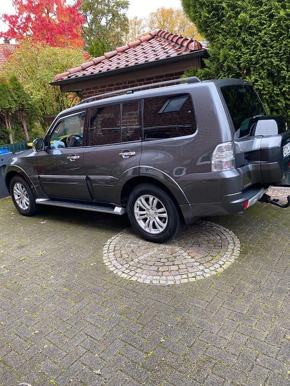 Grau Gebraucht 2016 Mitsubishi Pajero Top SUV | 22.990 € (Fairer Preis) - Bild 1/4