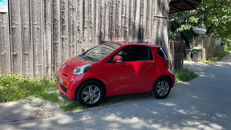 Gebraucht Toyota iQ 68 PS (50 kW) 2010 Rot Kleinwagen