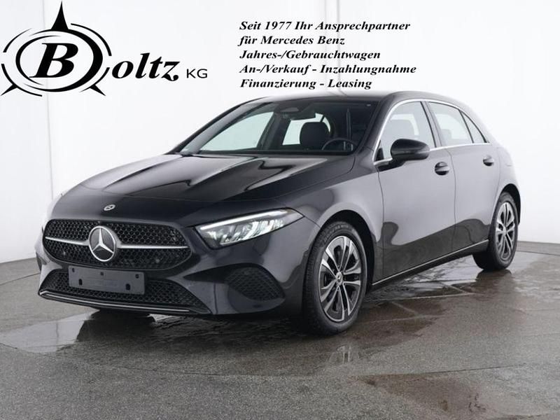 Kosmosschwarz (metallic) Gebraucht 2024 Mercedes A200 Limousine | 28.599 € (Fairer Preis) - Bild 1/4