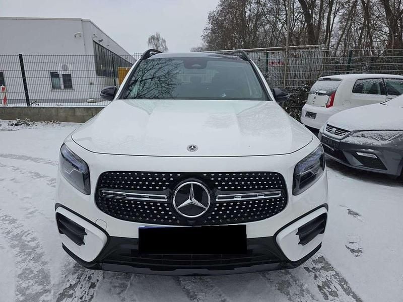 Weiß Gebraucht 2024 Mercedes GLB200 Advanced Plus SUV | 31.890 € - Bild 1/4
