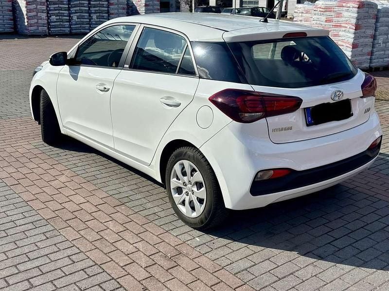 Gebraucht Hyundai i20 Select 84 PS (61 kW) 2021 Weiß Kleinwagen
