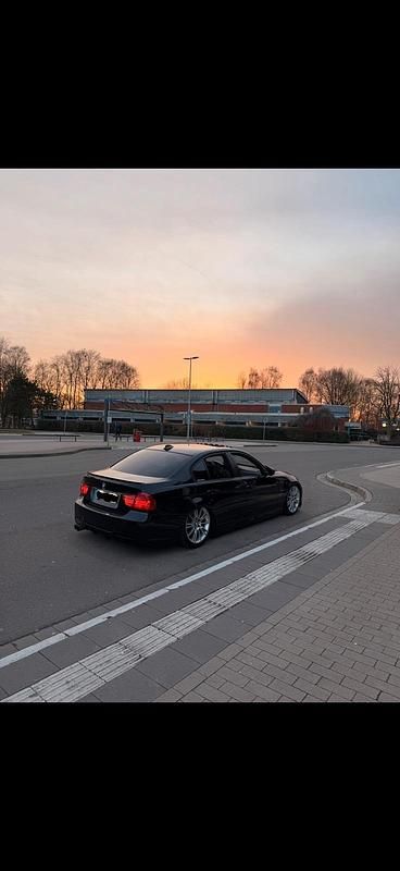 Gebraucht BMW 320 170 PS (125 kW) 2010 Schwarz Limousine