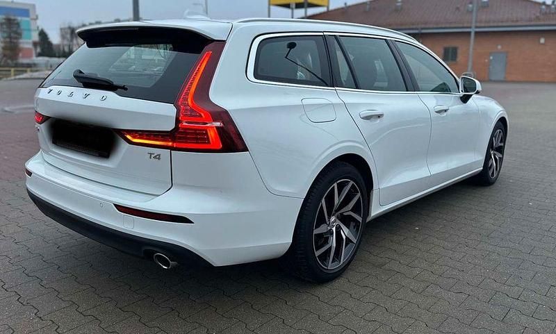 Gebraucht Volvo V60 Momentum 190 PS (139 kW) 2020 Weiß Kombi
