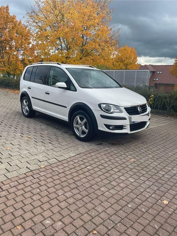 Weiß Gebraucht 2008 VW Touran Cross Van / Kleinbus | 7.599 € (Etwas zu teuer) - Bild 1/4