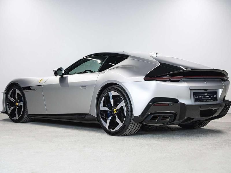 Neu Ferrari 12 Cilindri 829 PS (609 kW) 2025 Silber Coupé