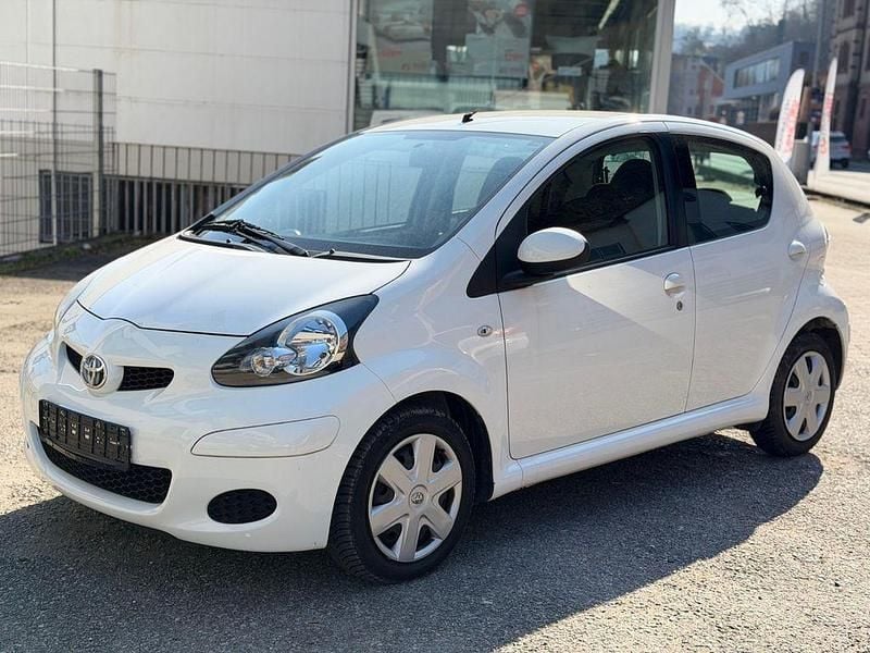 Gebraucht Toyota Aygo Cool 68 PS (50 kW) 2010 Weiß Kleinwagen