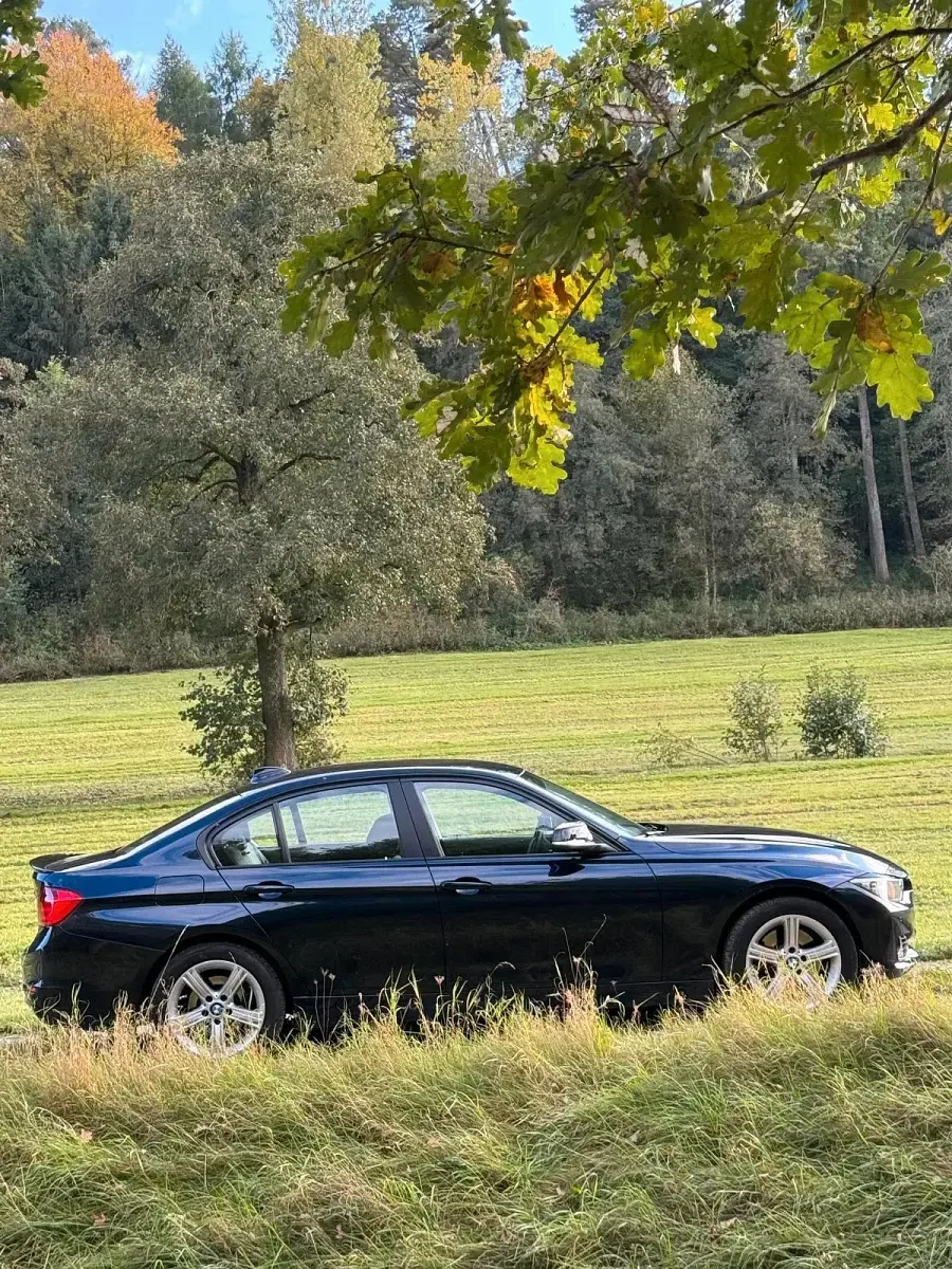 Gebraucht BMW 325 Sport Line 218 PS (160 kW) 2014 Blau Limousine