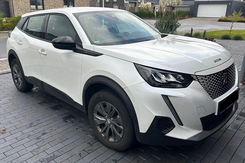 Weiß Gebraucht 2023 Peugeot e-2008 Active SUV | 17.299 € (Guter Preis) - Bild 1/4