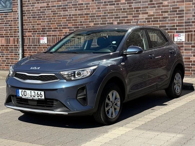 Usado Kia Stonic 101 HP (74 kW) 2023 Cinzento SUV