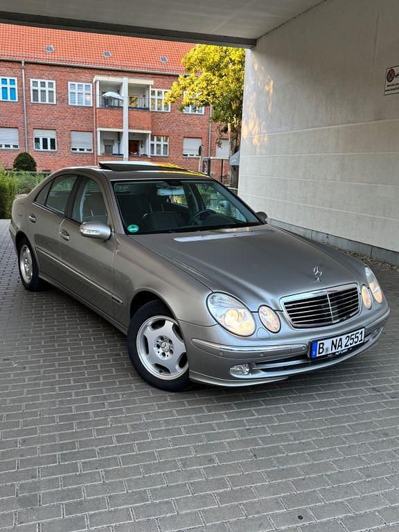 Silber Gebraucht 2003 Mercedes E320 Avantgarde Limousine | 7.400 € (Etwas zu teuer) - Bild 1/4