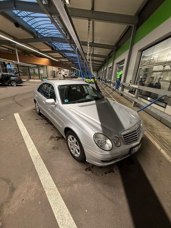 Silber Gebraucht 2008 Mercedes E200 Classic Limousine | 5.800 € (Guter Preis) - Bild 1/4