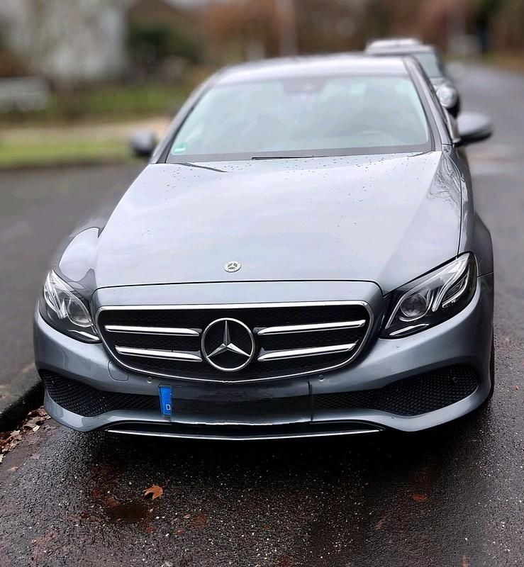Grau Gebraucht 2019 Mercedes E200 Limousine | 27.000 € (Superpreis) - Bild 1/4