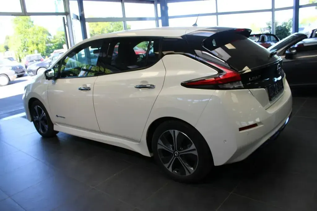 Gebraucht Nissan Leaf Tekna 110 kW (150 PS) 2019 Weiß Kleinwagen
