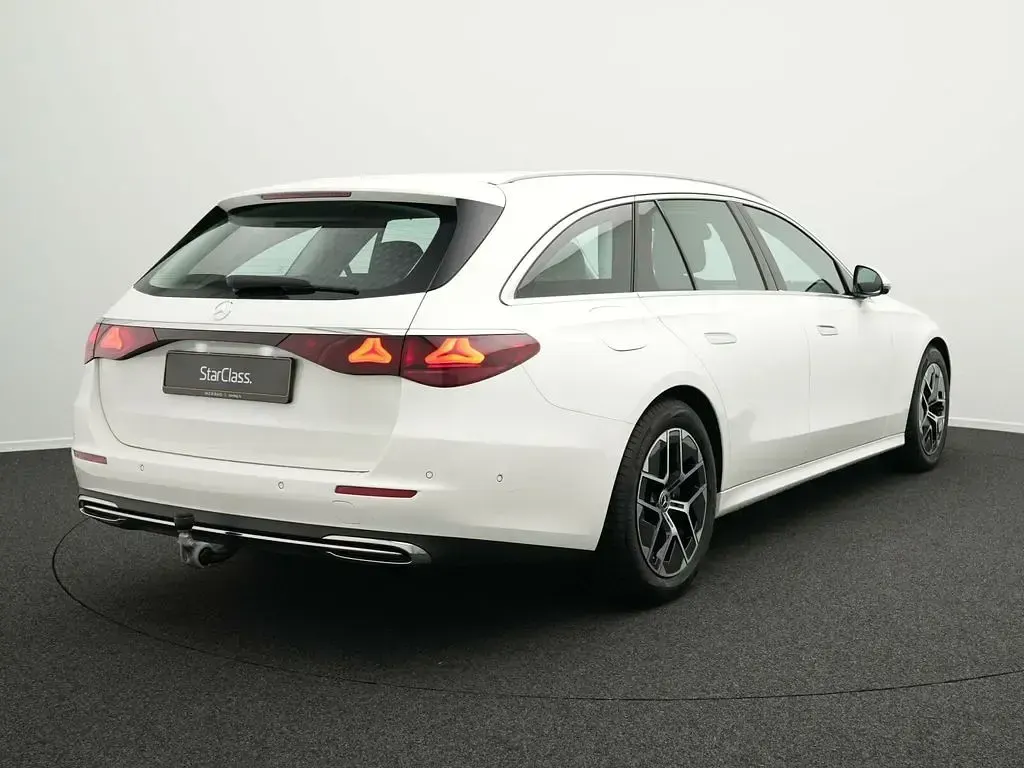 Usado Mercedes E200 Avantgarde 204 CV (150 kW) 2023 Blanco Berlina