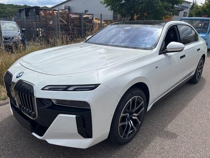 Mineralweiss metallic (metallic) Gebraucht 2024 BMW 740 Comfort Edition Limousine | 94.900 € (Teuer) - Bild 1/4