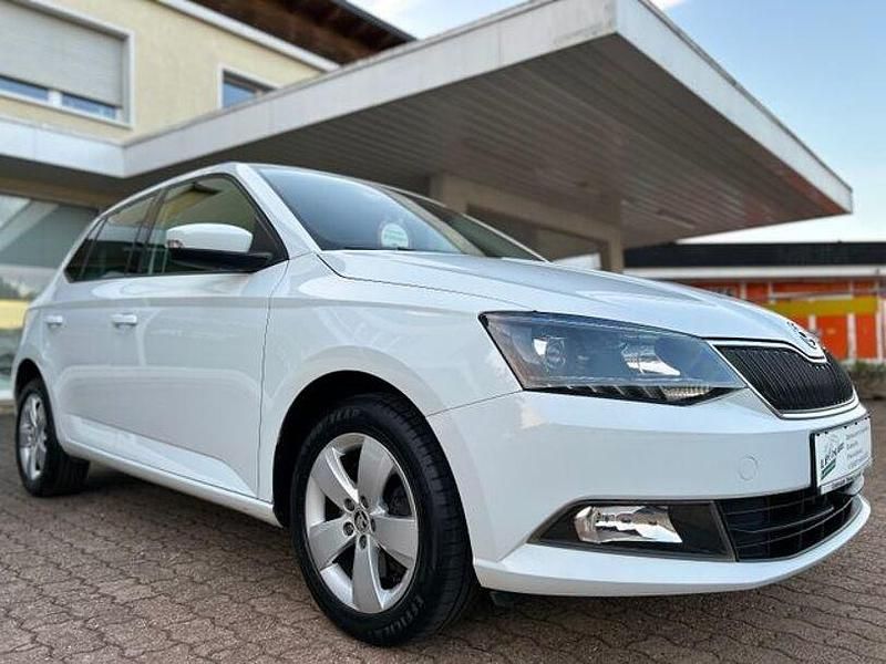 Weiß Gebraucht 2018 Skoda Fabia Style Limousine | 11.990 € (Fairer Preis) - Bild 1/4