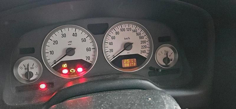 Gebraucht Opel Astra Cabriolet 147 PS (108 kW) 2002 Rot Cabrio